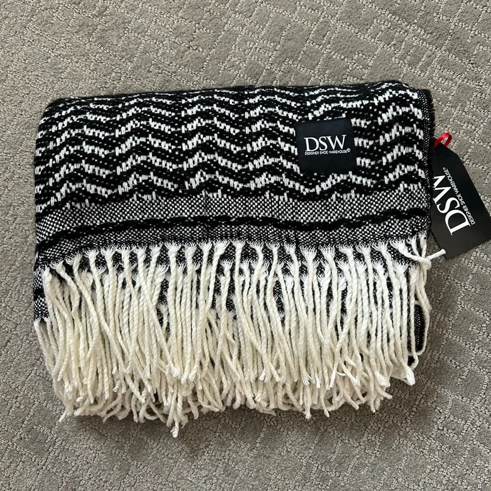 NWT DSW Black and White Patterned Geometric Blanket / Shawl / Wrap New Gift Tag